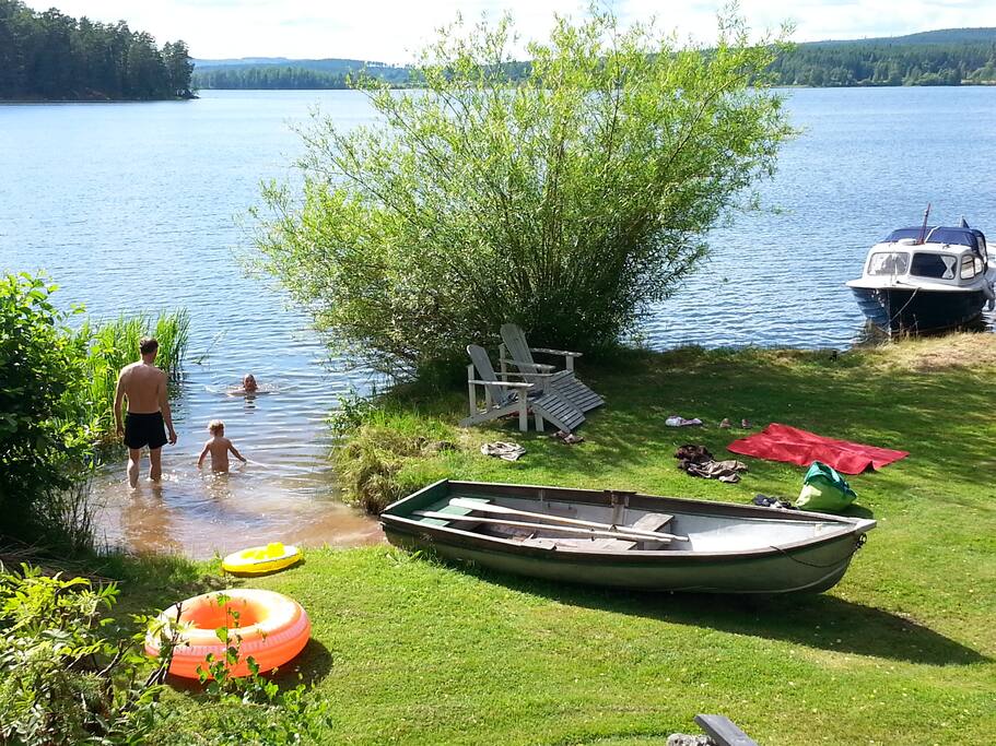 Bo precis vid sjön med egen badbrygga, egen badstrand och tillgång till roddbåt. Plus en fantastisk trädgård. Nära till både Falun och Borlänge - Dalarnas stora städer med ett rikt utbud av både kultur, sevärdheter och evenemang.
Stay by the lake where you can use the beach and even borrow a rowing boat. There's also a Lovely garden to wander around. Close to both Falun and Borlänge, the two main Towns in the county of Dalarna, both of which offer a rich variety of Culture, places of interest and various events.