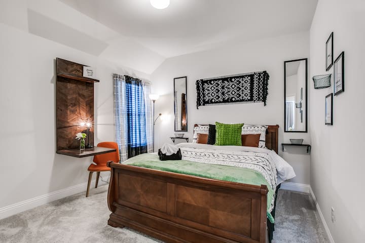 1号客房：标准双人床，带独立消防电视和独立办公桌区域。 