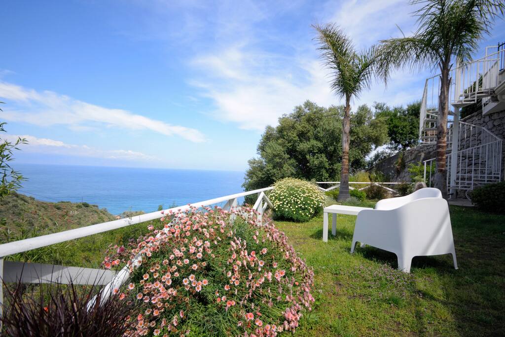 Giardino e vista dall' appartamento