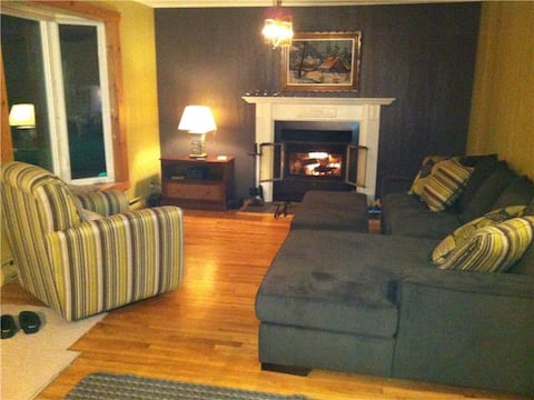 Successful Airbnb property: Green Chalet 8min from north side! in Les Laurentides