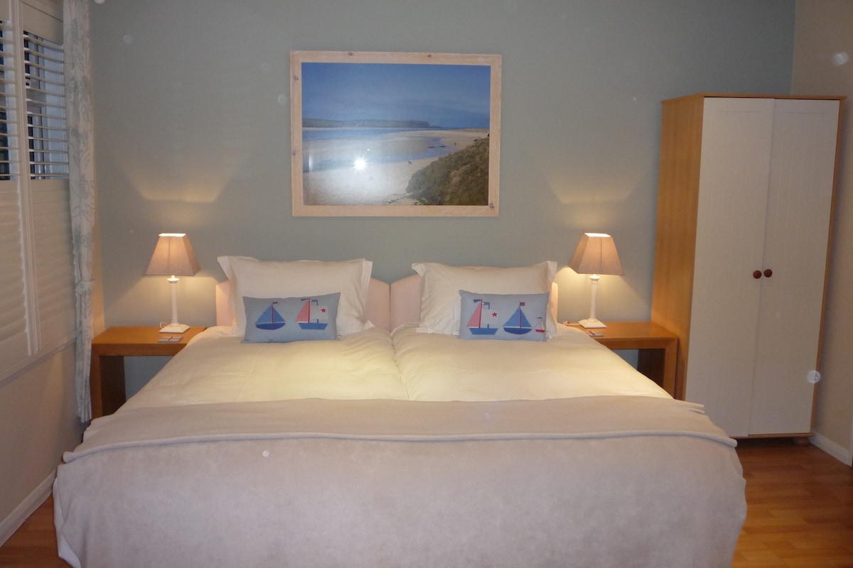 Grote slaapkamer heeft keuze uit een superking bed of 2 eenpersoonsbedden