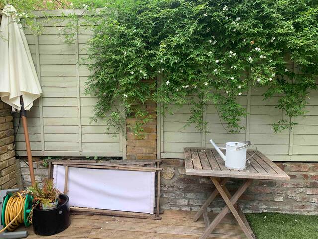 Quiet Stylish 4 bed with Garden gallery image 4