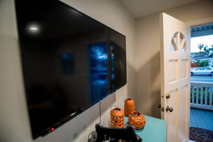 Beautiful One Bedroom Beach Cottage - San Diego, CA