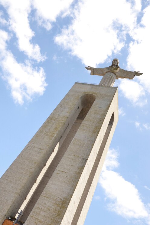 Show full-screen, host-provided image