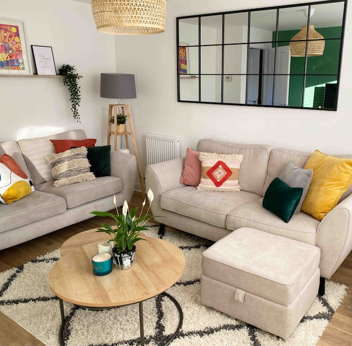 2 Bedroom cheerful residential home nr Goodwood Houses for Rent in