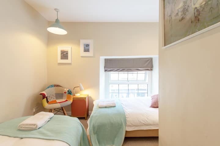 Втората спална соба со брачни кревети (широки 125 - 149 см)