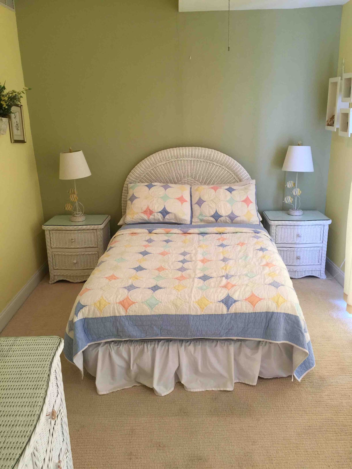 Spálňa na prvom poschodí s manželskou posteľou Queen a tele