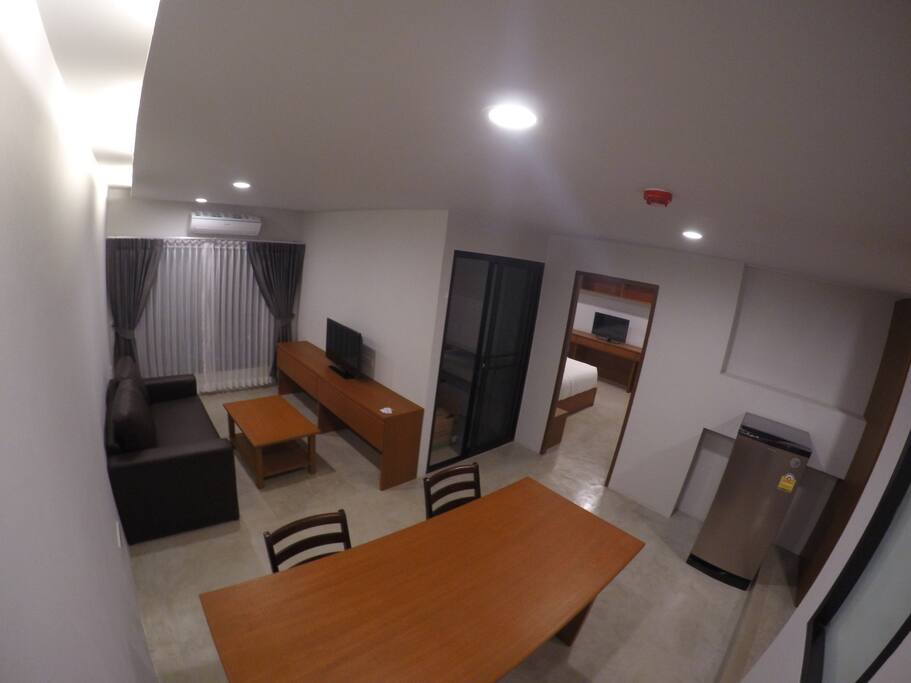 ภาพจากห้องรับแขก มีโต๊ะกินข้าว