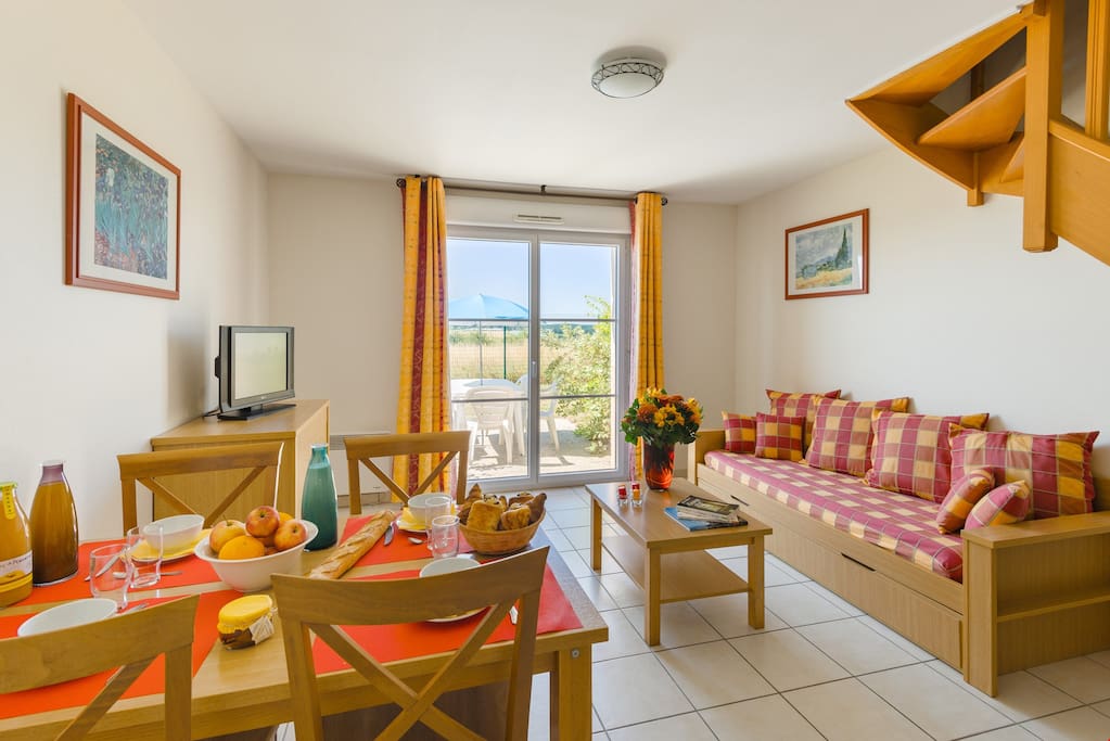 Enjoy your meals on the balcony in the sun!