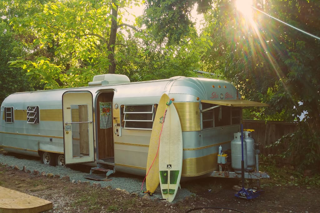 31-foot Silver Streak in Hyde Park before it was moved to current location. The nicest brand (far above Airstream) and their second largest model - biggest was 34, nearly unmaneuverable for travel. #parkmodel