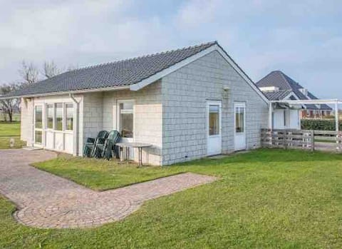 Successful Airbnb property: Spacious 8-person house with rural views. in Wijk 01 Het Nieuwe Land