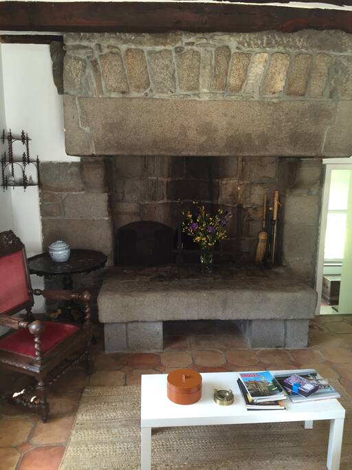 Cheminée en granit dans le petit salon