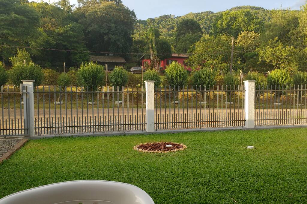 Pátio cercado, portão eletrônico e gramado bem cuidado
