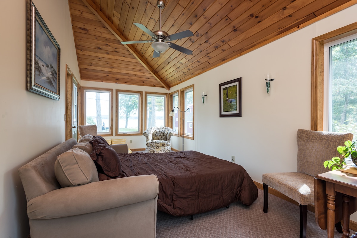 เตียงโซฟาที่ระเบียงด้านข้าง