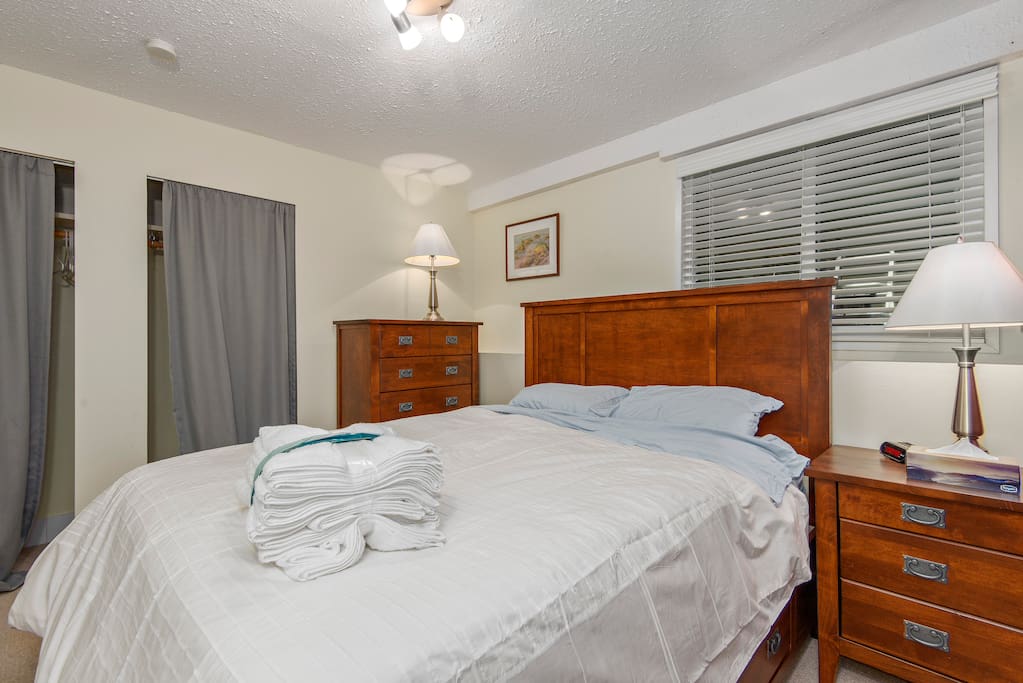 Master bedroom, queen bed