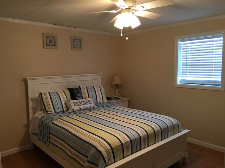 Chumba cha Kitanda: Kitanda cha ukubwa wa malkia