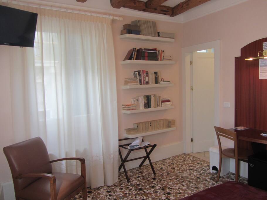 Libreria a disposizione.