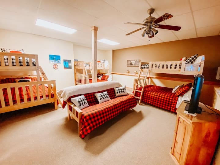 Საძინებელი№4- ორსართულიანი ოთახი - სძინავს 11+ გონიერი ტელევიზორი