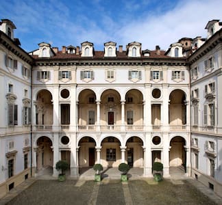 Extraordinary baroque Palace in the city center!