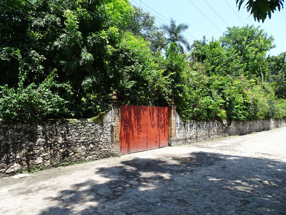Vista desde la calle - Portón
View from the street- Main gate
