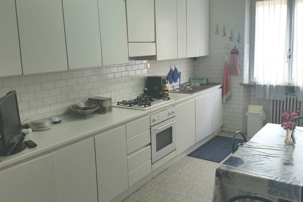 Cucina spaziosa con tavolino per 6 persone, macchina del caffè, frigo, congelatore, forno, TV, (no lavastoviglie)