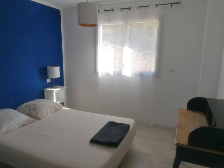 Pequeño escritorio en la habitación