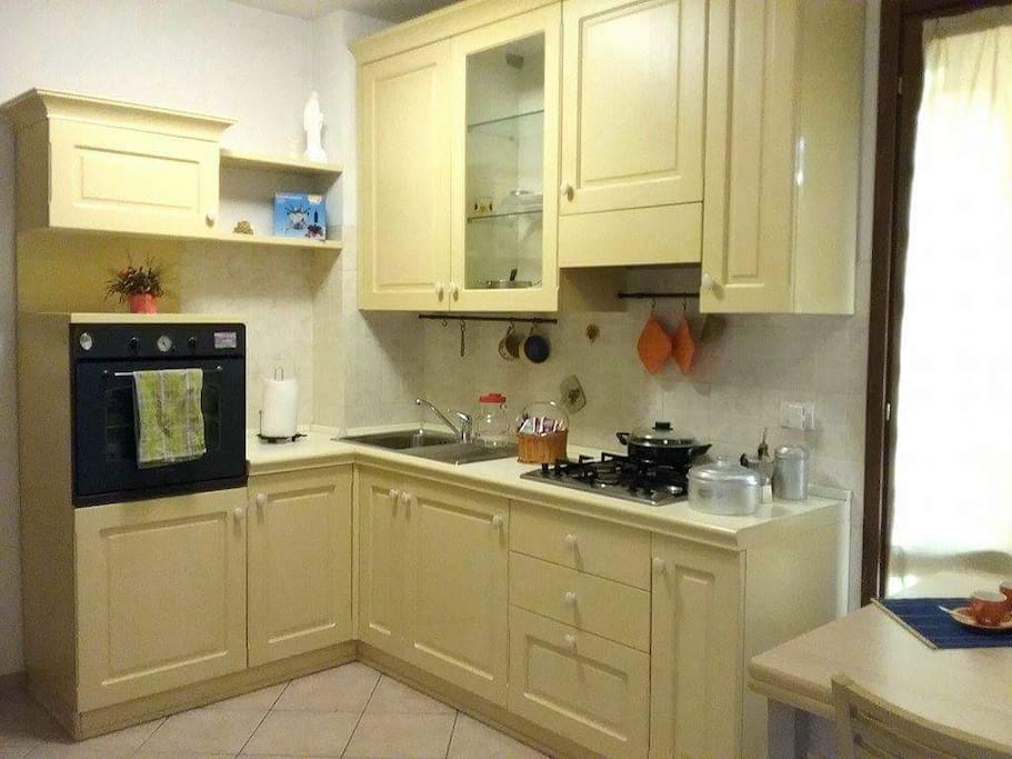 Cucina completa di forno e lavastoviglie.
