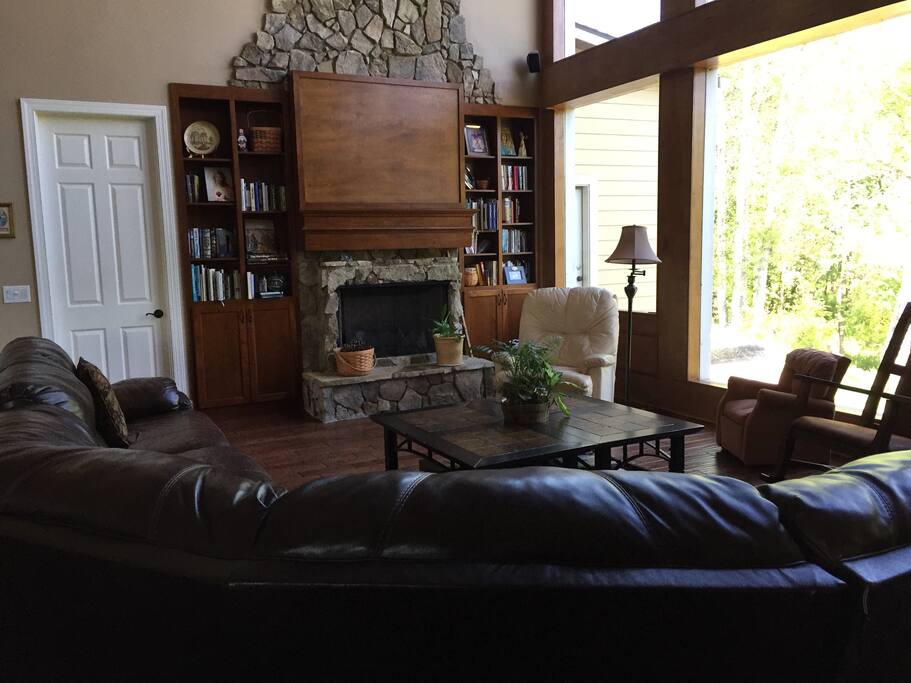 Hugh LR with 30 ft Vaulted ceiling
