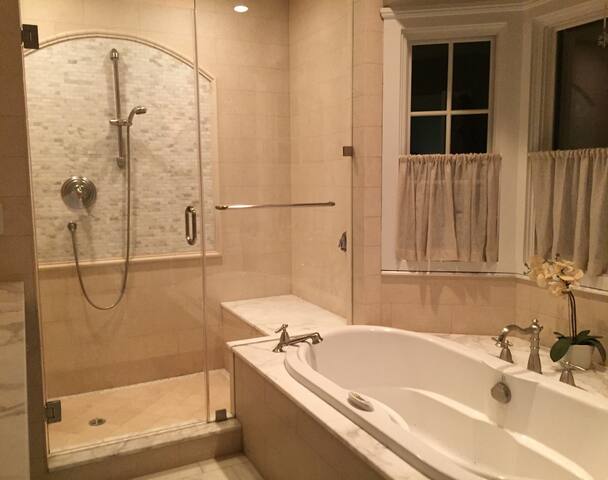 4br/3ba Beautiful Home with Great location! gallery image 4