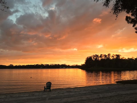 Relaxing Lakefront Getaway on Private Lake in FL