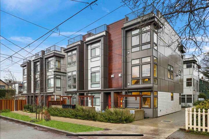 Modern 3 Bedroom in Queen Anne with Rooftop + AC gallery image 2