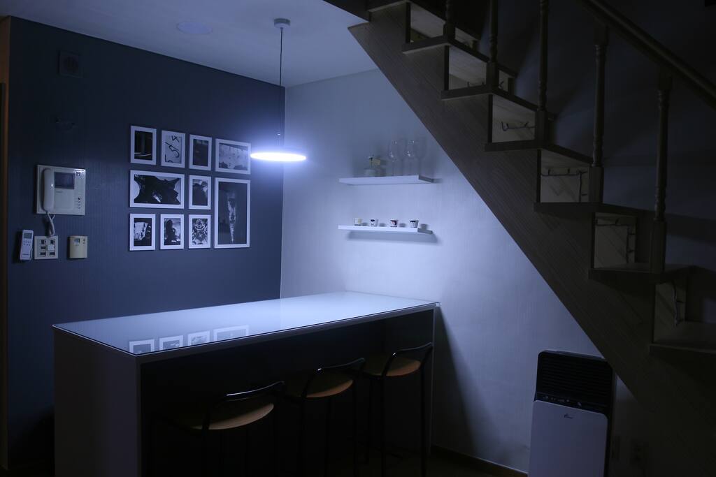 1st Floor: Bar Table with 6 seats
