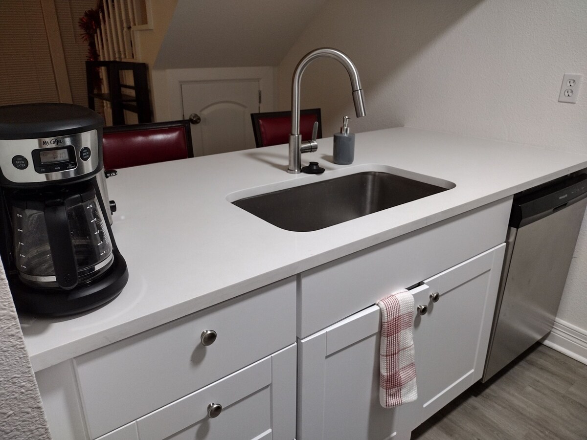 ️Private King Suite w/ Ensuite Bath Near Downtown