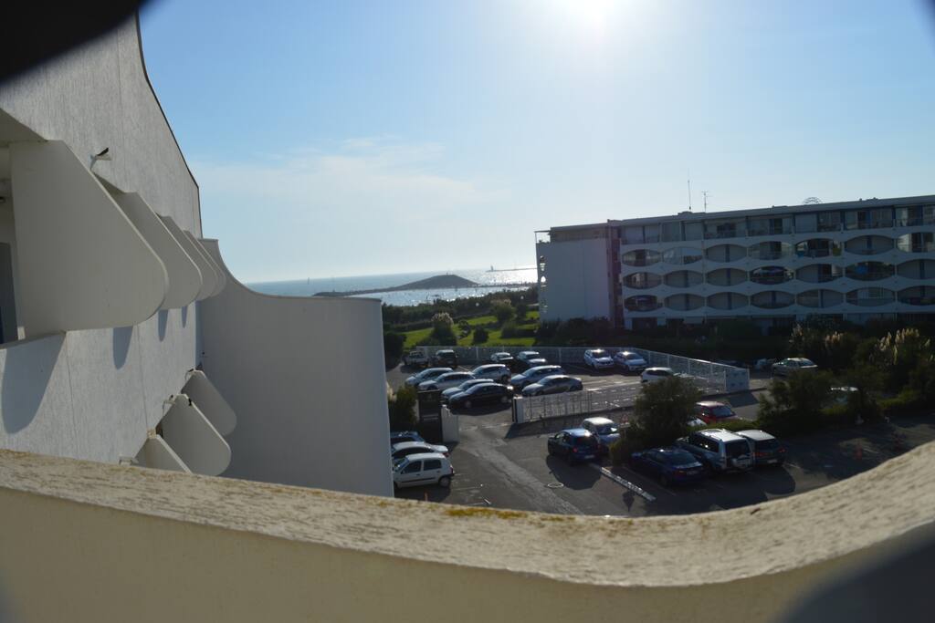 Il suffit juste de traverser un petit parking pour arriver à la plage, dans lequel se trouve une place réservé.