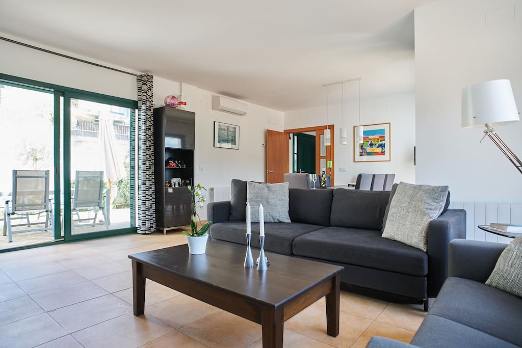 Very nice furnished and specious living room with lots of light