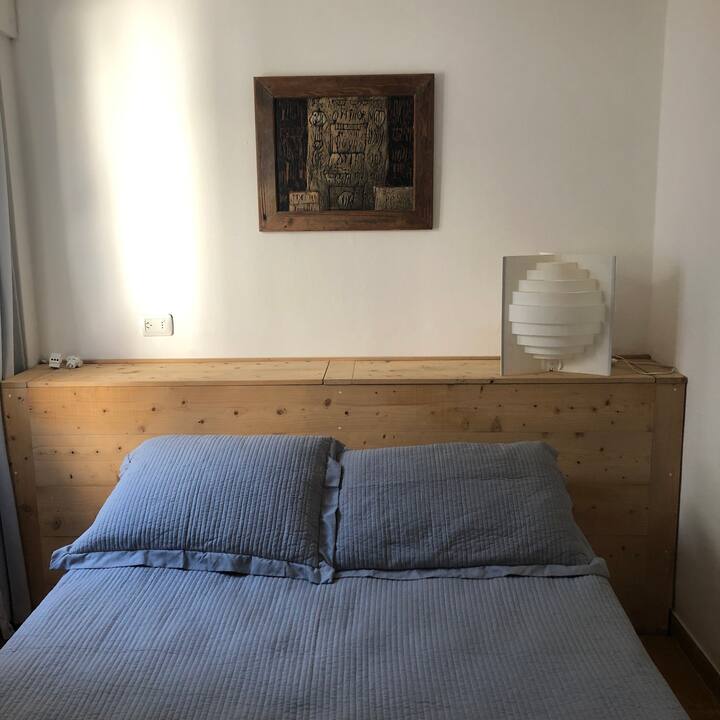Habitación pequeña y silenciosa de cama doble 