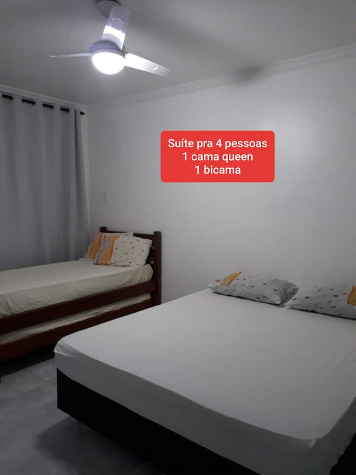 宽敞的套房，配有标准双人床和带轮床