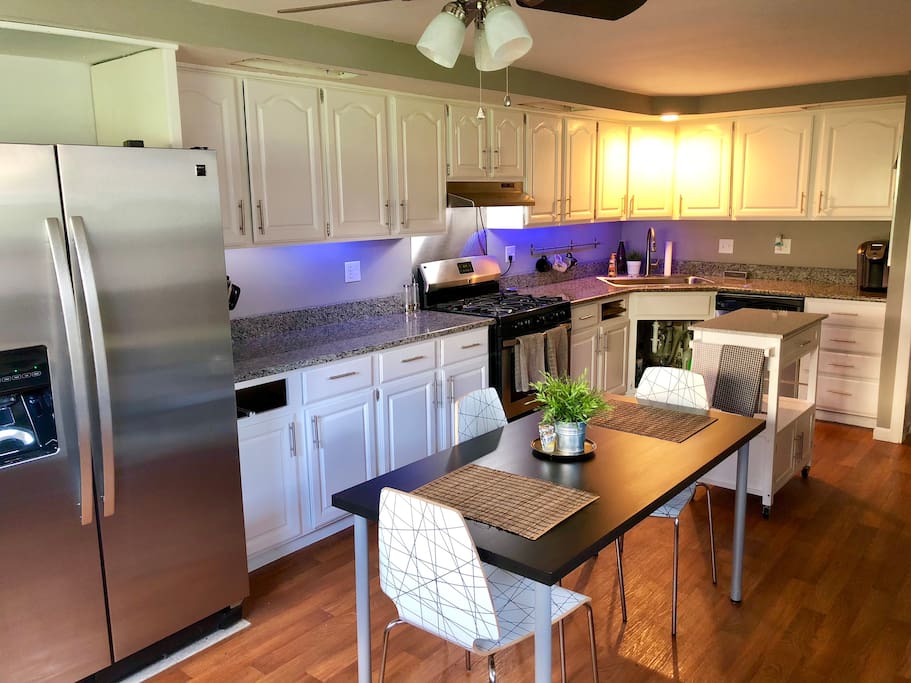 Brand new huge renovated eat-in Kitchen
