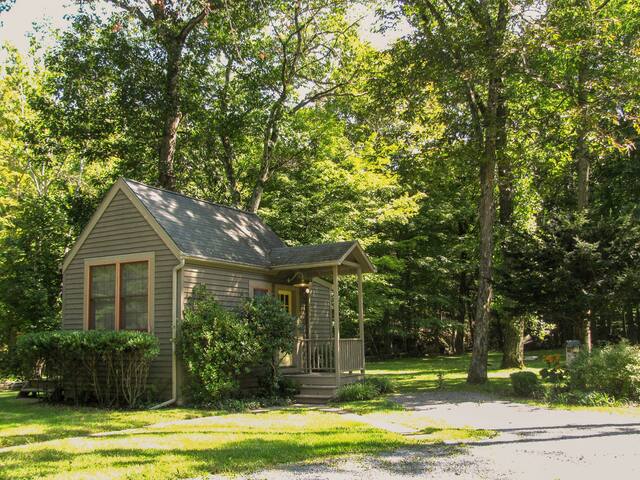 Famous Architect - Streamside Cottage w/ hot tub