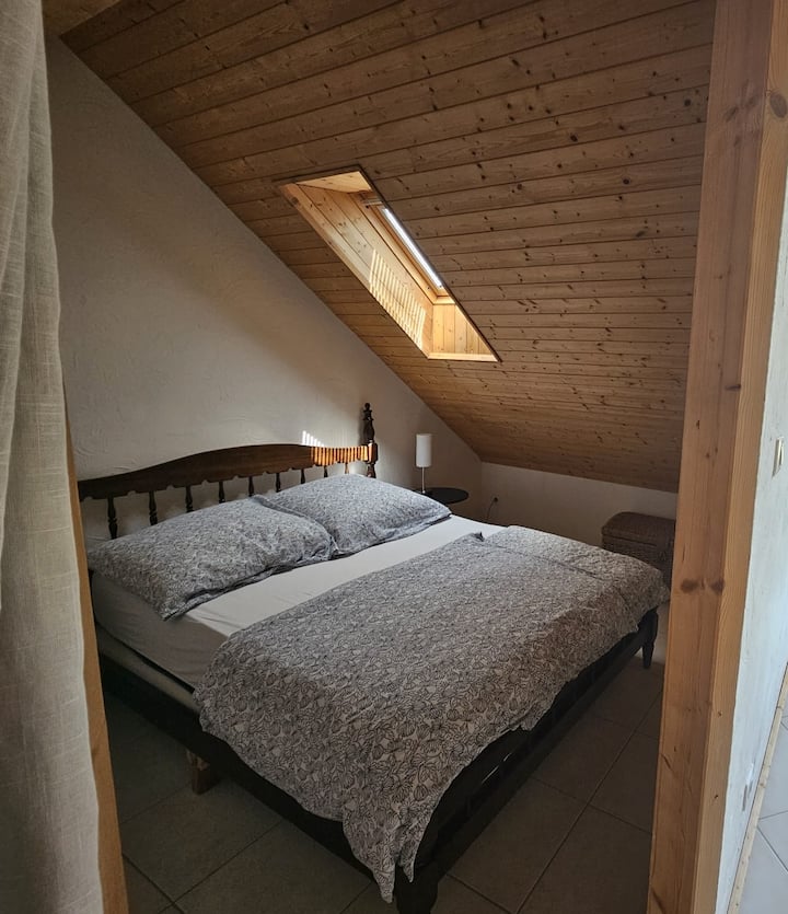 Dormitorio con cama de matrimonio