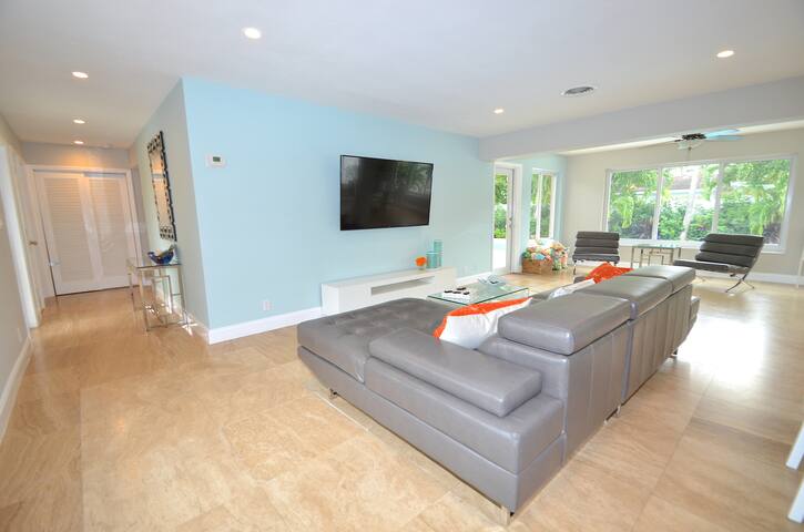 RENT LUXE 5 STAR 40×20 HEATED POOL STEPS 2 BEACH! gallery image 5