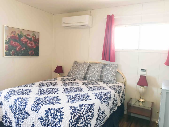 ห้องนอนควีนไซส์พร้อมเครื่องปรับอากาศส่วนตัวที่มีการควบคุมในวันพรุ่งนี้ 