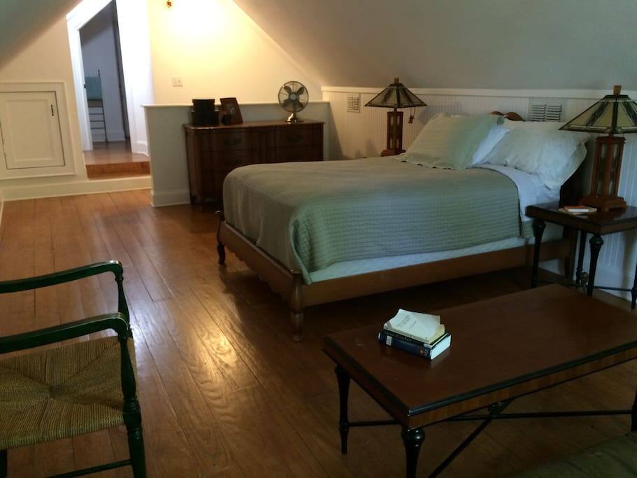 Crow's Nest Sleeps 2 to 4. Private Bath