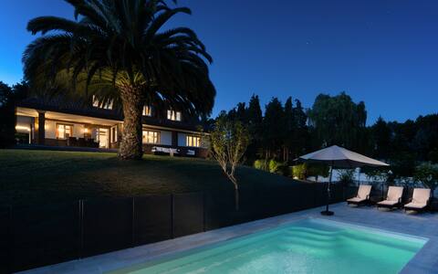 Stylish cottage with a pool.