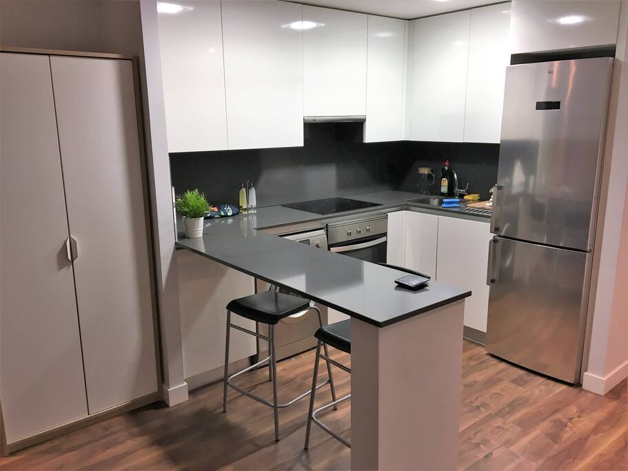 BARRA DE LA COCINA, PERFECTA PARA DESAYUNOS - KITCHEN BAR, PERFECT FOR BREAKFASTS