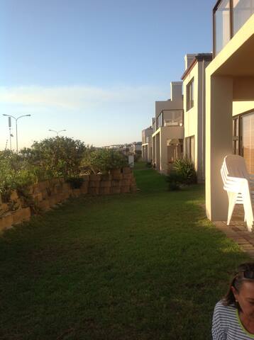 2 Bedroom ground floor apartment, close to beach. gallery image 4