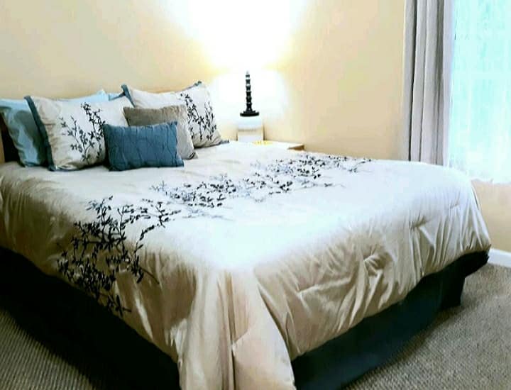 ห้องนอนใหญ่พร้อมเตียงควีนไซส์คุณภาพสะดวกสบายพร้อมห้องน้ำส่วนตัว