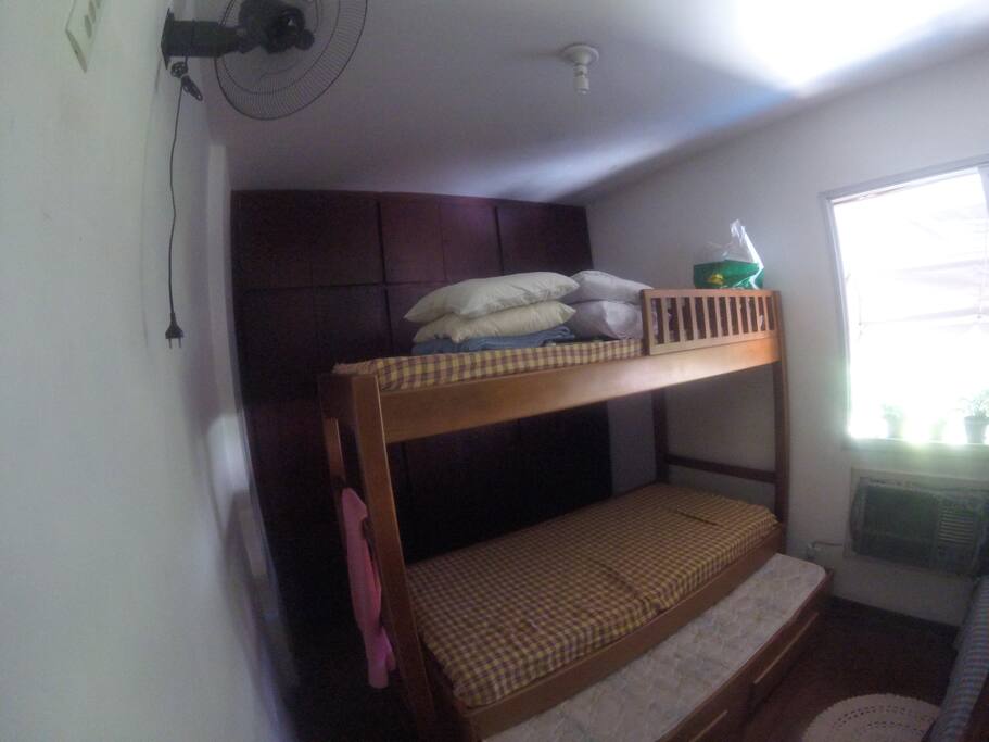 Detalhes das camas: colchão confortável, roupa de cama.