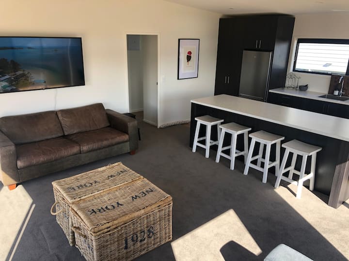 Modern bach ideal for rest and relaxation Houses for Rent in Kinloch