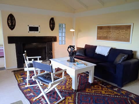 Anuncio de Airbnb popular: Beautiful chalet with a large exclusive barbecue. en Punta Rubia